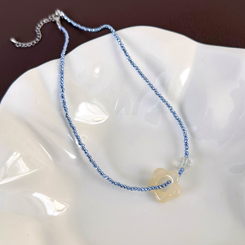 قلادة تشوكر بالخرز والزهور الباستيل