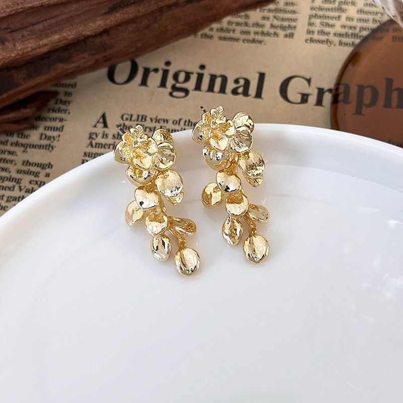 أقراط معدنية بتصميم الزهور والأوراق والشرابات