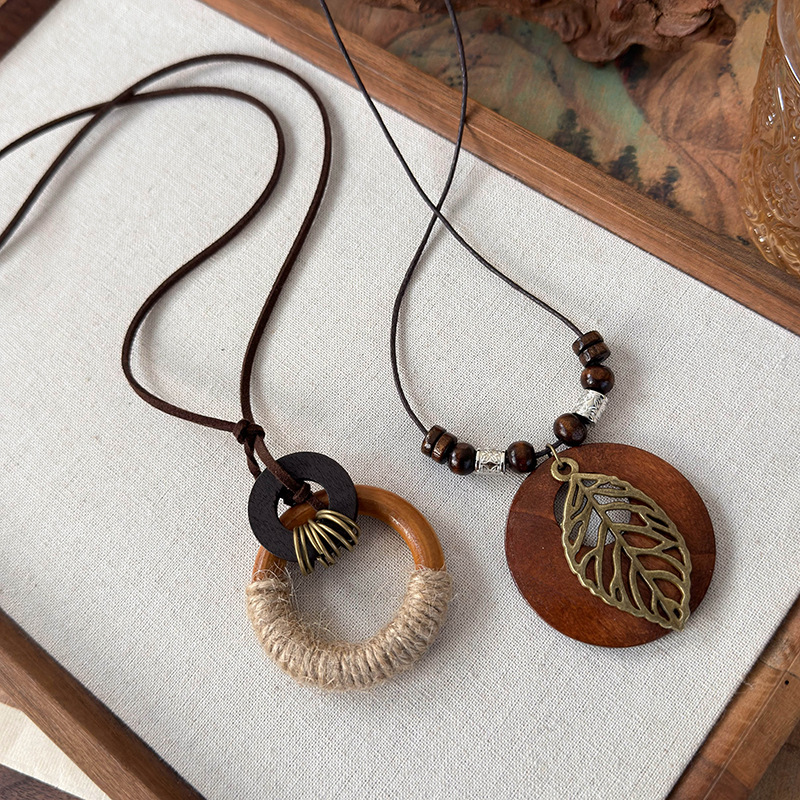 Довге богемне намисто з дерев'яною підвіскою-листком
