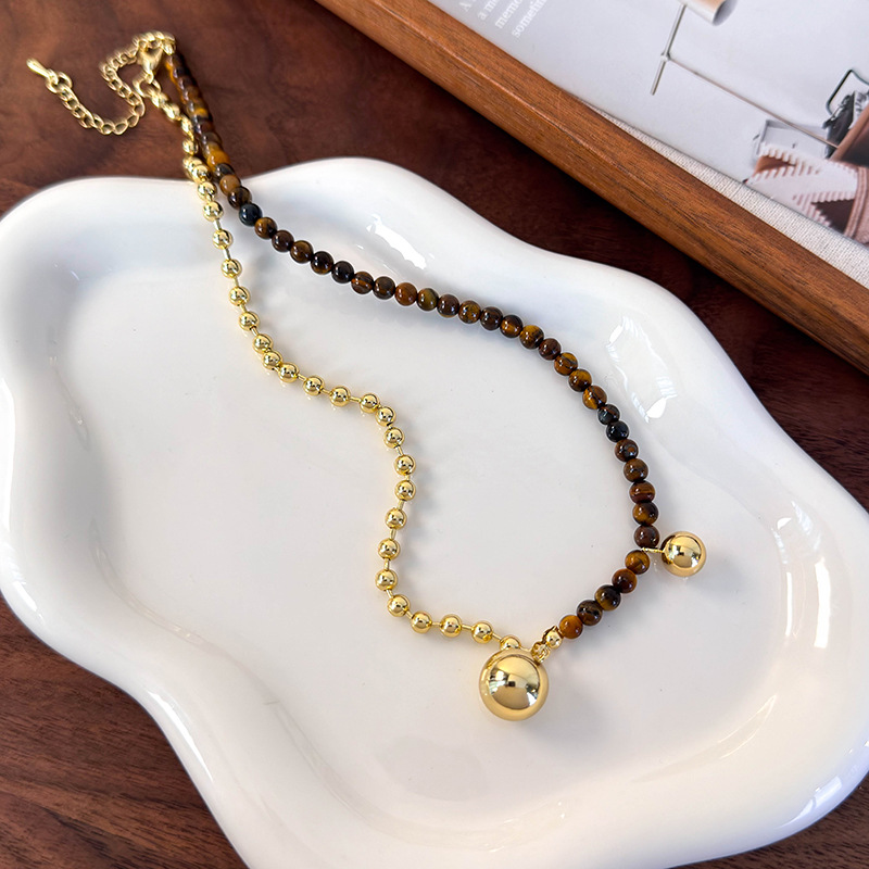 قلادة خرز ثنائية اللون