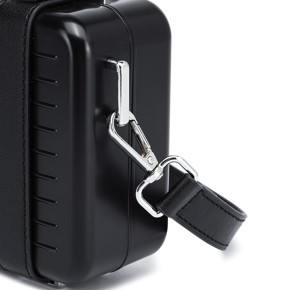 ハードシェルクロスボディバッグ