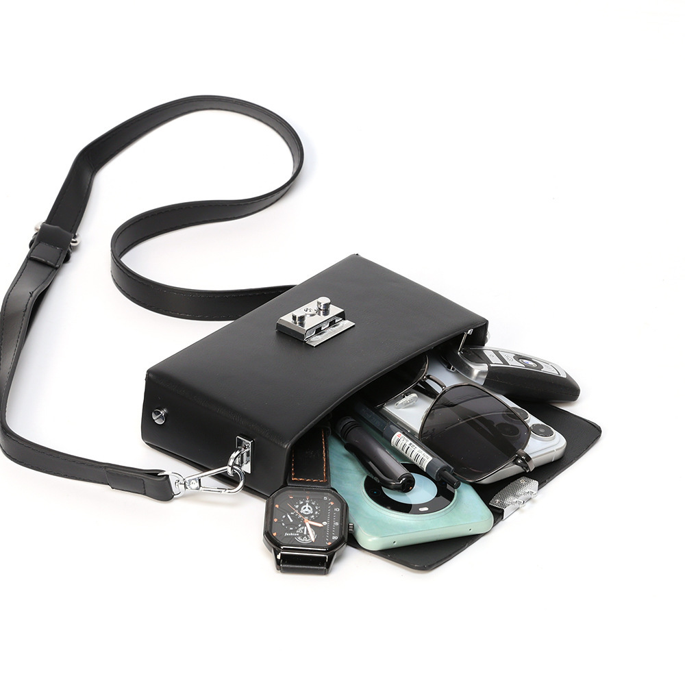 Маленькая квадратная сумка через плечо с цепочкой