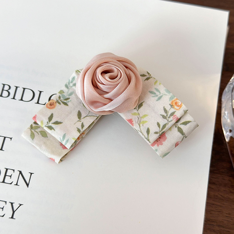 Цветочная заколка-уточка с розовым бантом