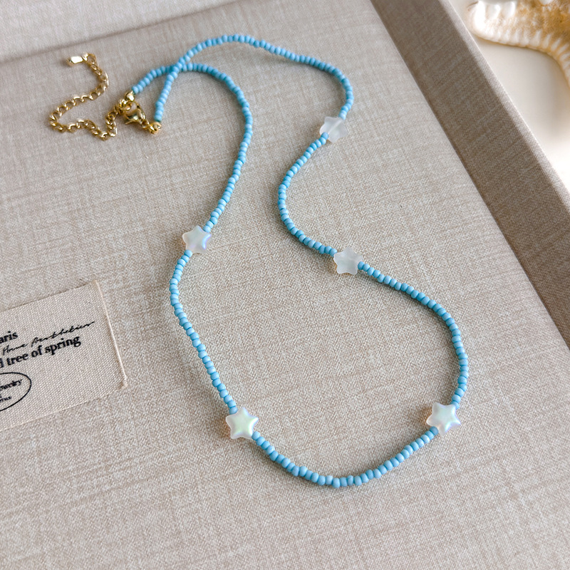 Блакитне намисто з мушлями та намистинами