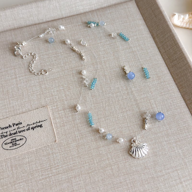 Блакитне намисто з мушлями та намистинами