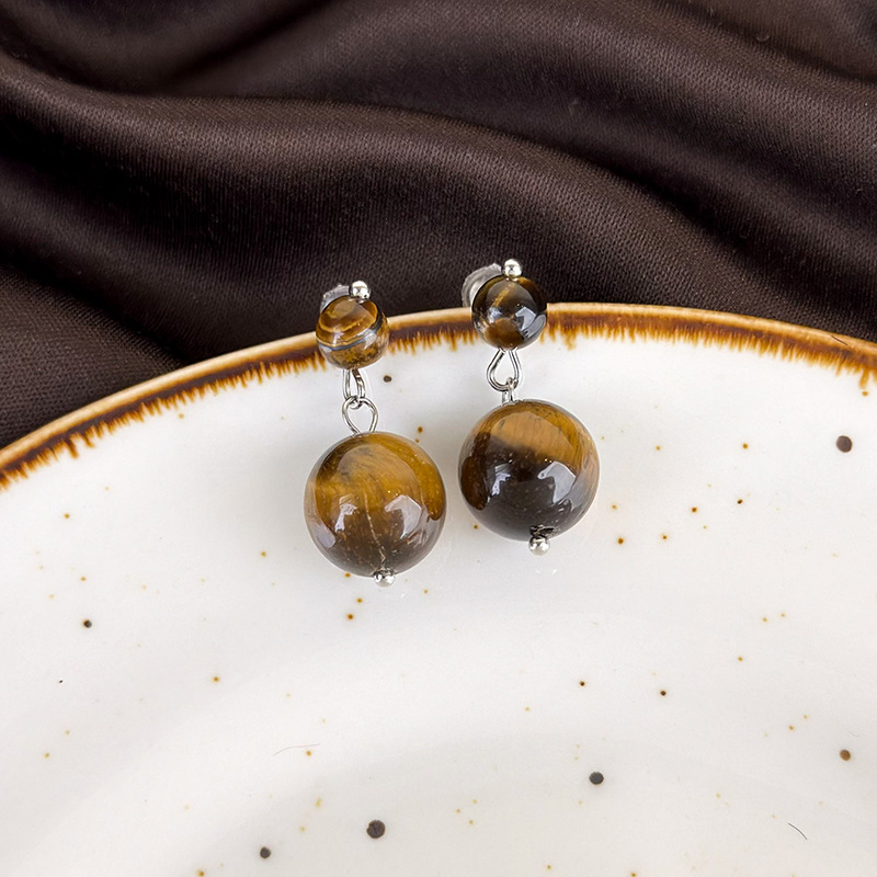 أقراط متدلية من عين النمر