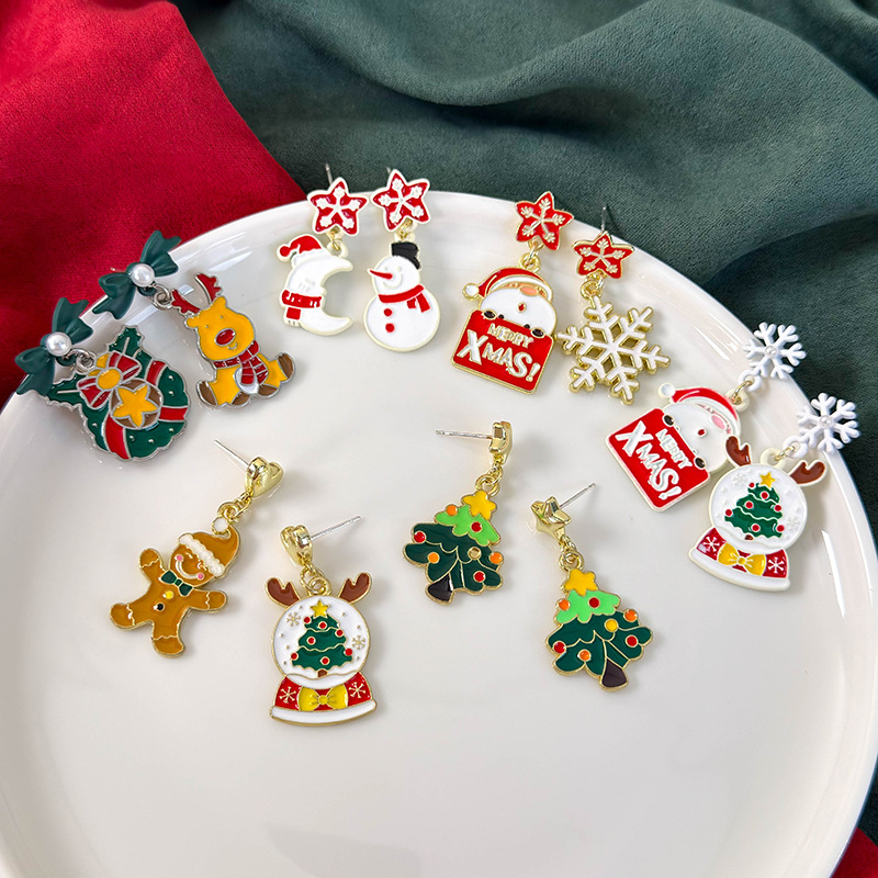 أقراط كريسماس غير متماثلة