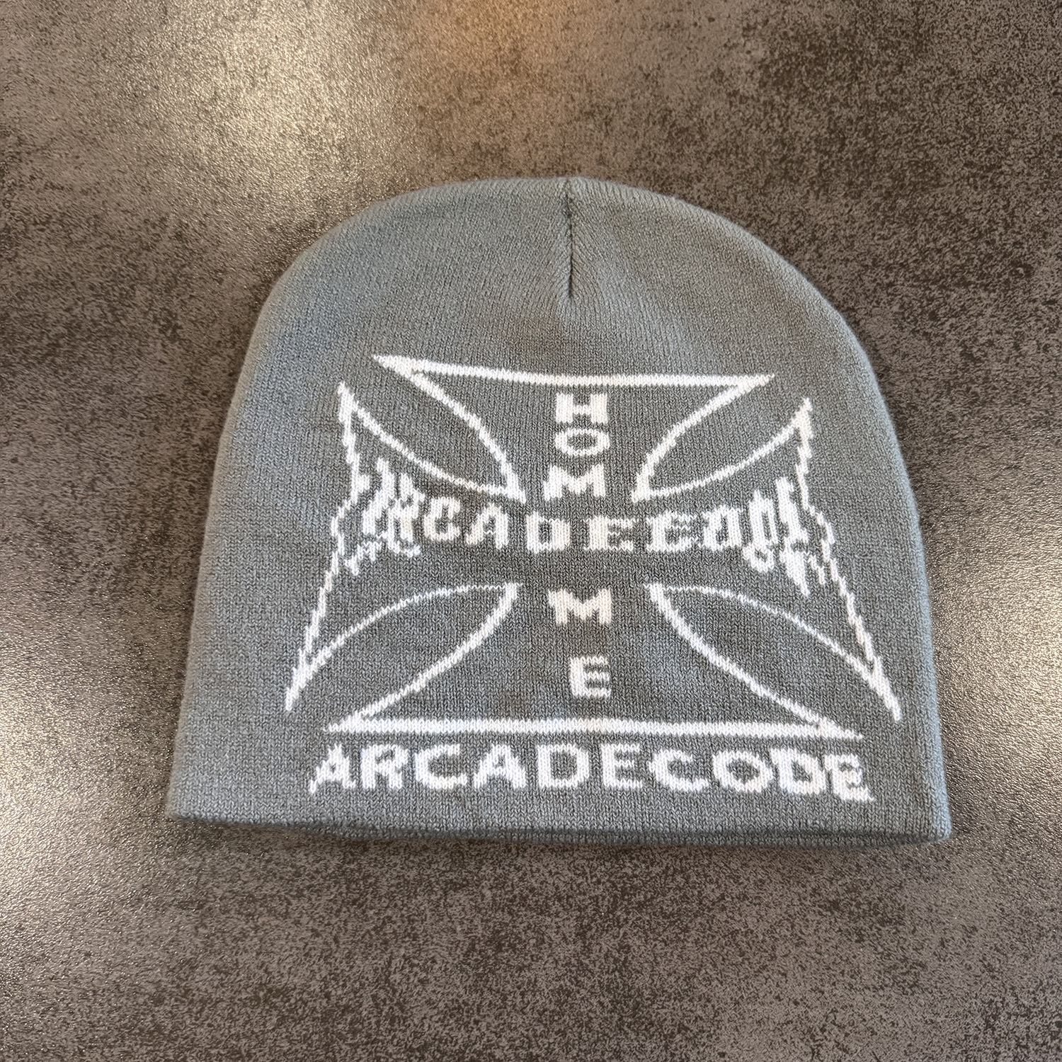 Gorro de Malha com Letras Cruzadas