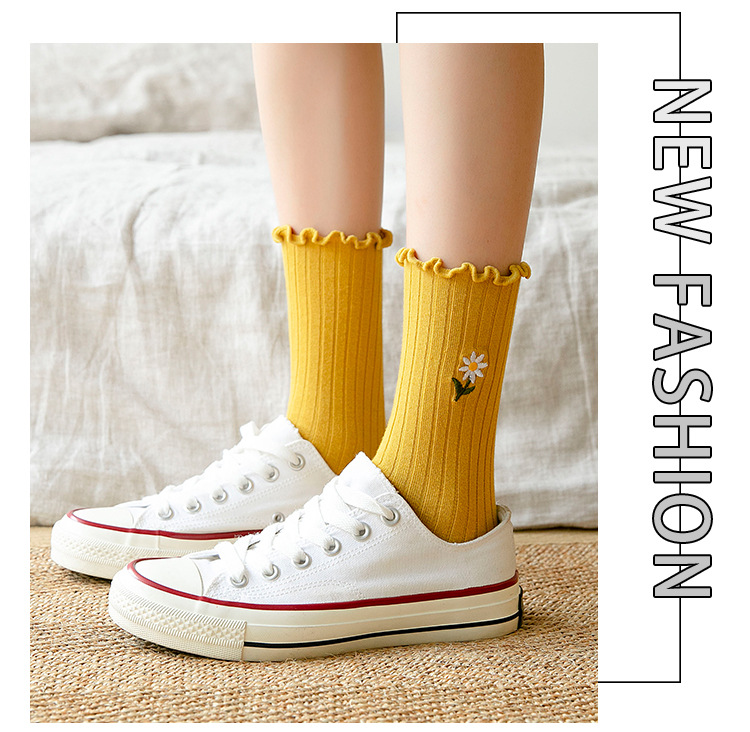 ถุงเท้าผู้หญิงลายดอกเดซี่ปักแบบ Scrunch