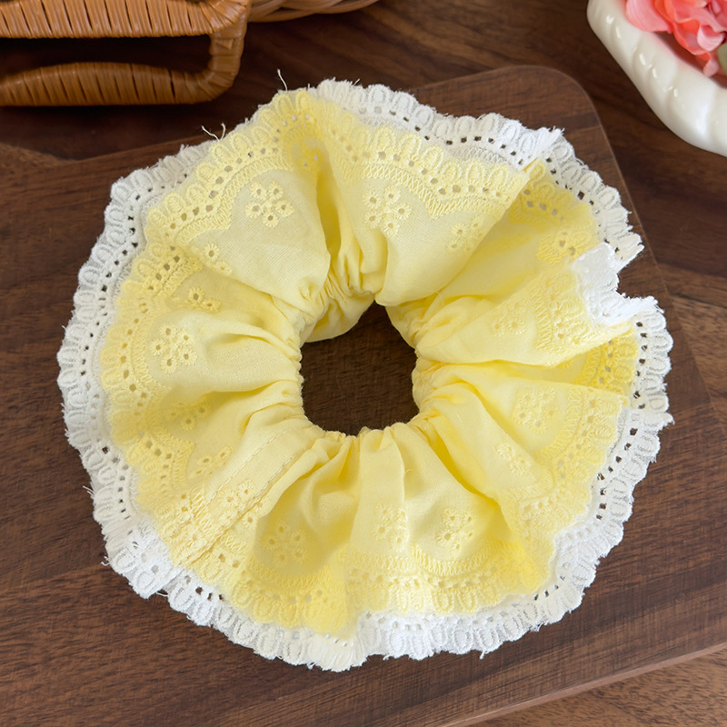 Hair Scrunchie z Haftowaną Koronką