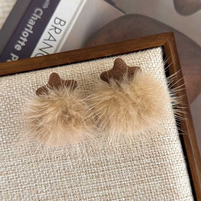 브라운 폼폼 귀걸이