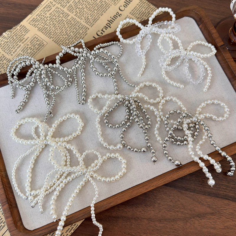 مشبك حذاء بكعبة من اللؤلؤ الرمادي الفضي