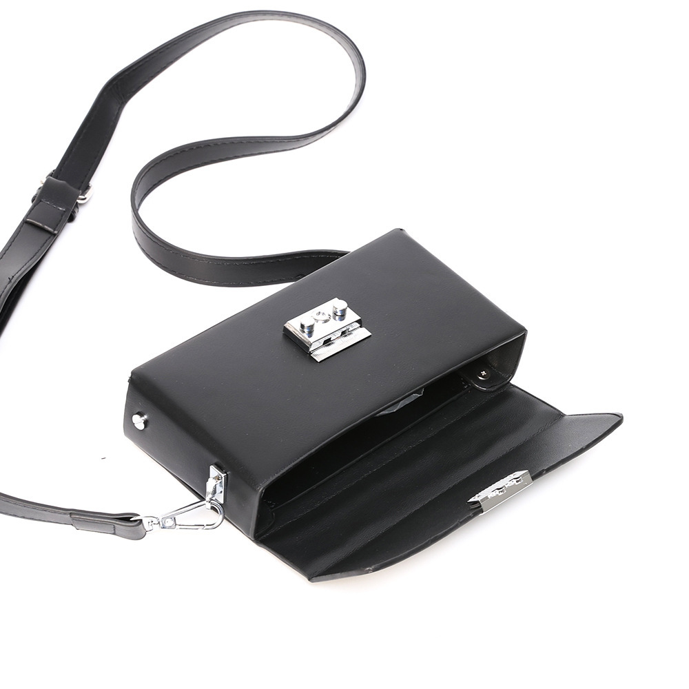 Маленькая квадратная сумка через плечо с цепочкой