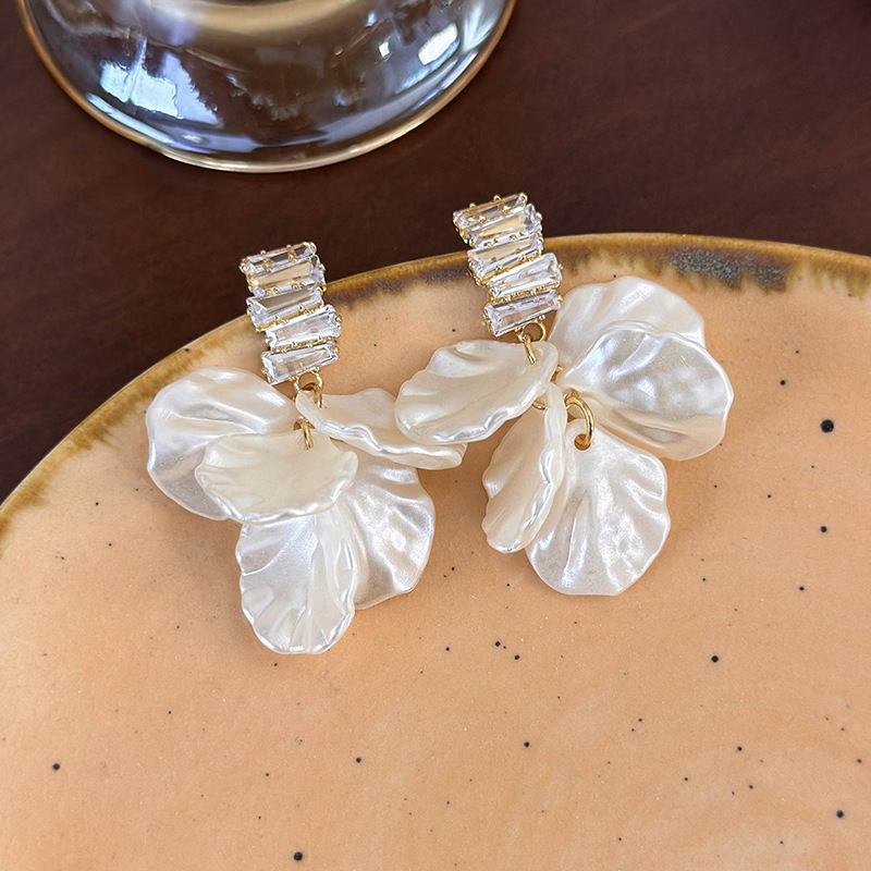 Orecchini con Pendenti a Petali Perlati Strass