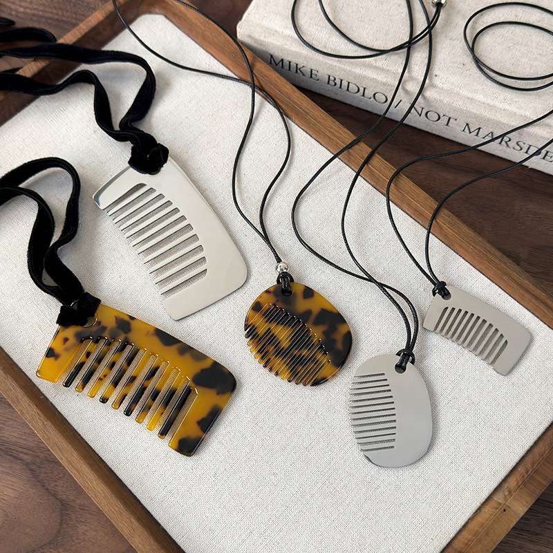 Намисто з кулоном-гребінцем