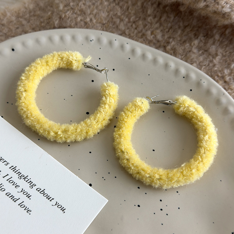 أقراط دائرة ناعمة وطرية