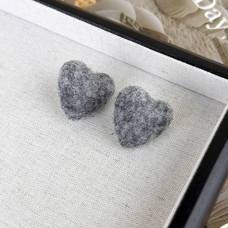 플러시 하트 귀걸이