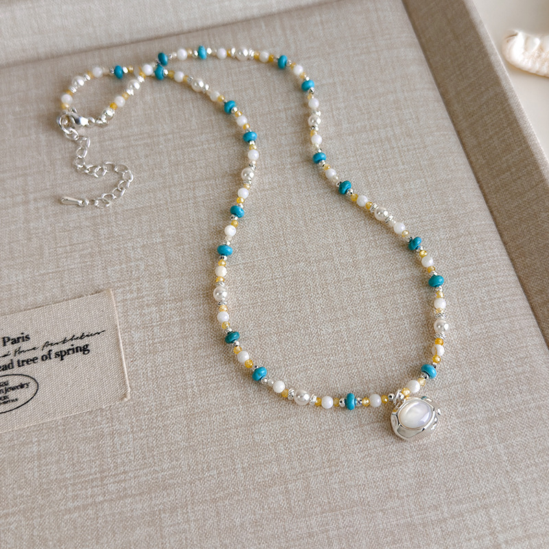 Блакитне намисто з мушлями та намистинами