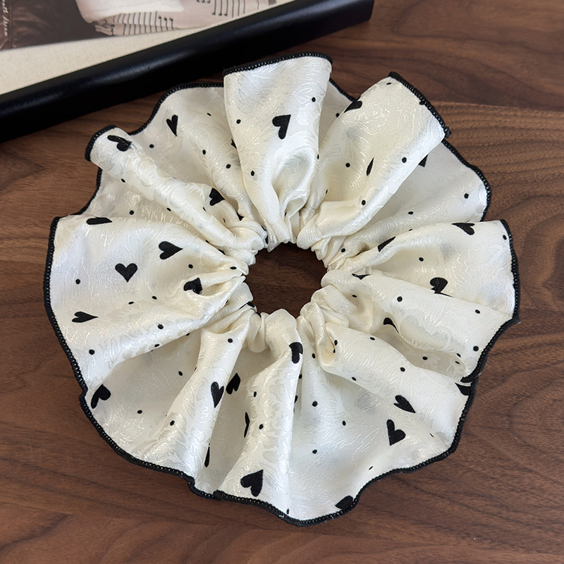 ダブルレイヤー ベージュハートスクランチー