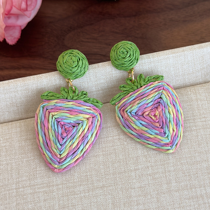 생동감 있는 스트로 스테이트먼트 귀걸이