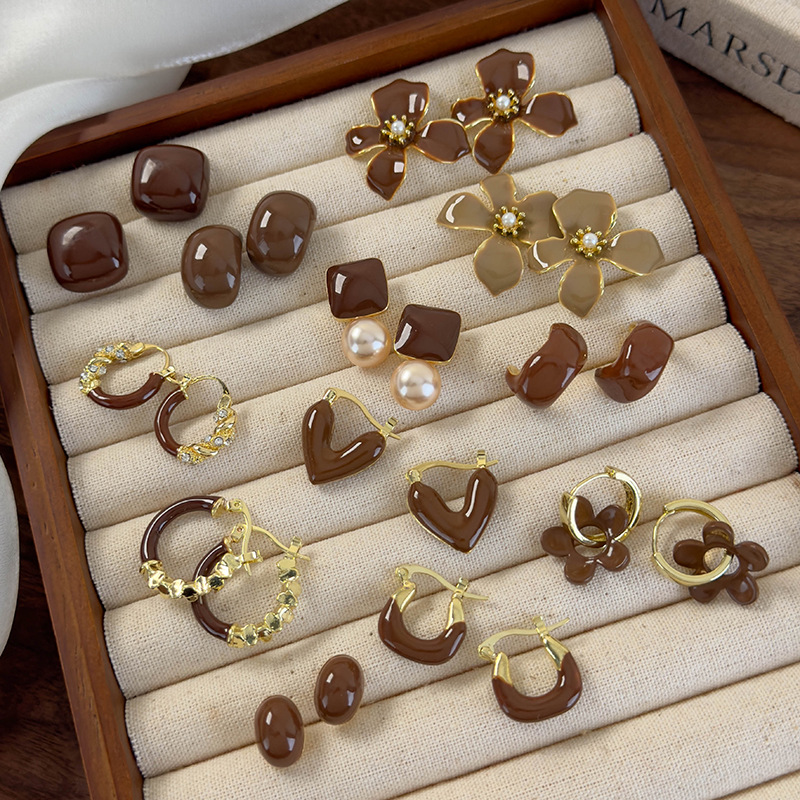 Geometrické Hnědé Náušnice s Kapkovým Glazurou