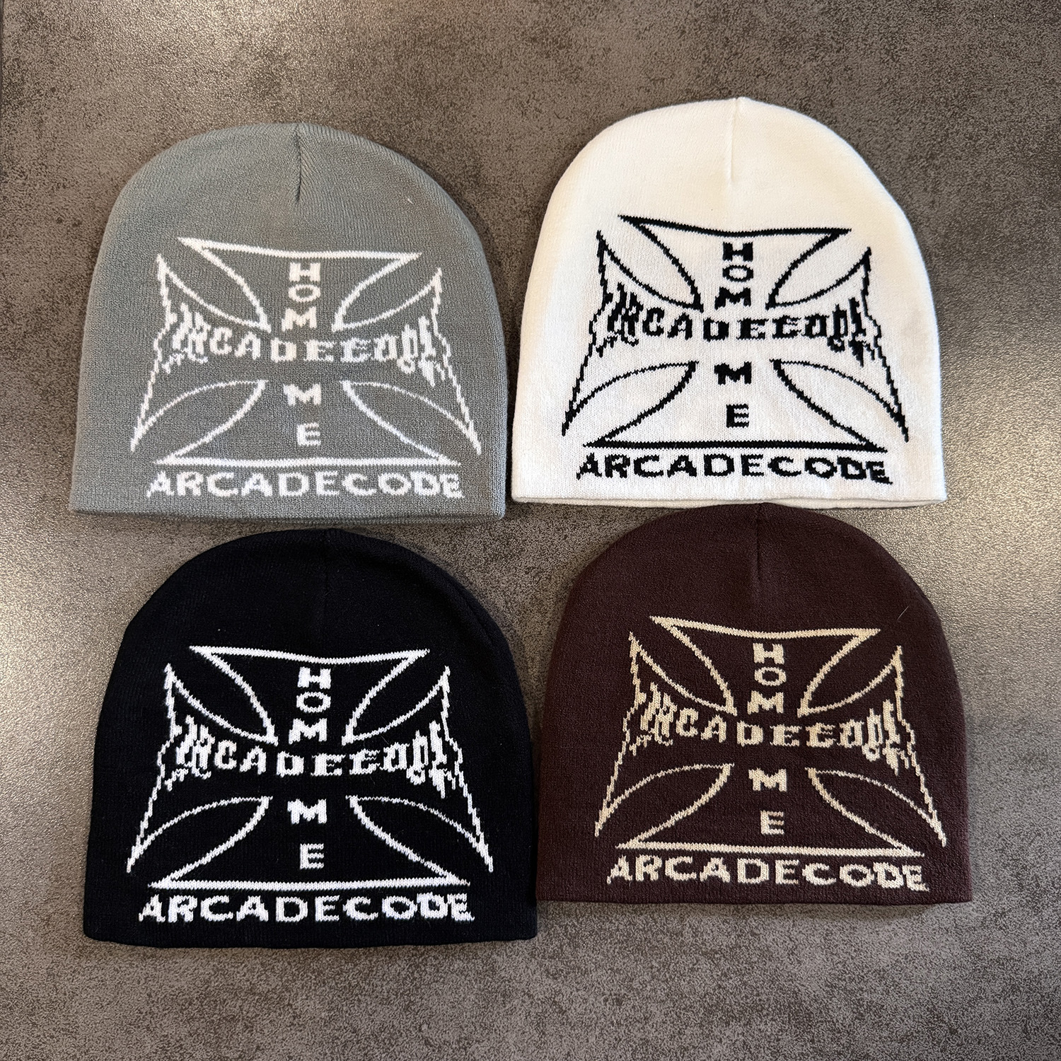 Gorro de Malha com Letras Cruzadas