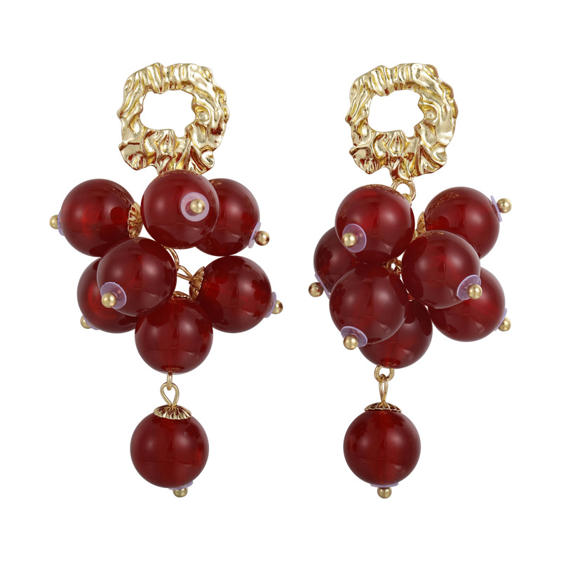 أقراط شرابات حمراء مزينة بالخرز