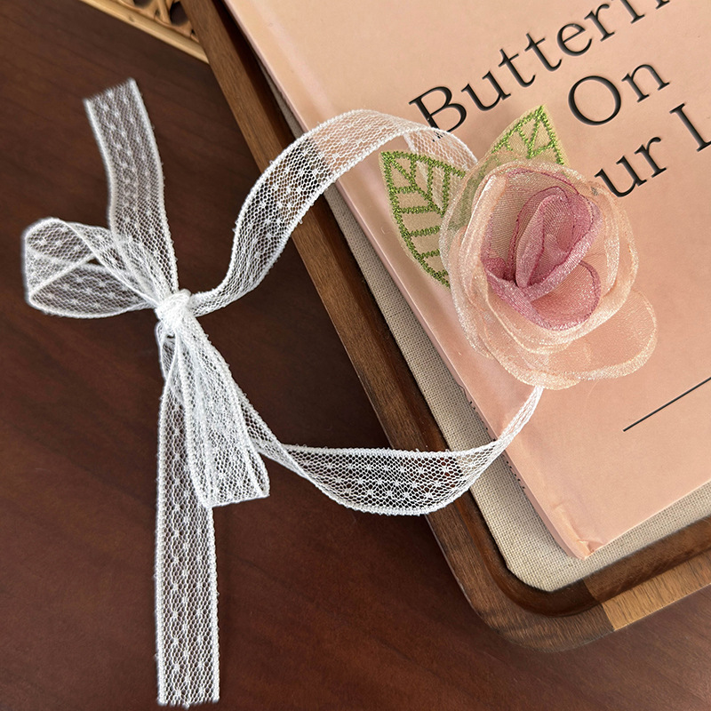 قلادة شوكر بالورد المجفف