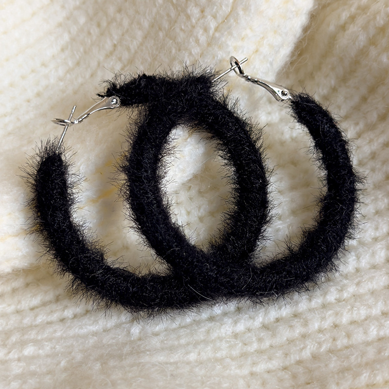 ต่างหูวงกลมขนปุย