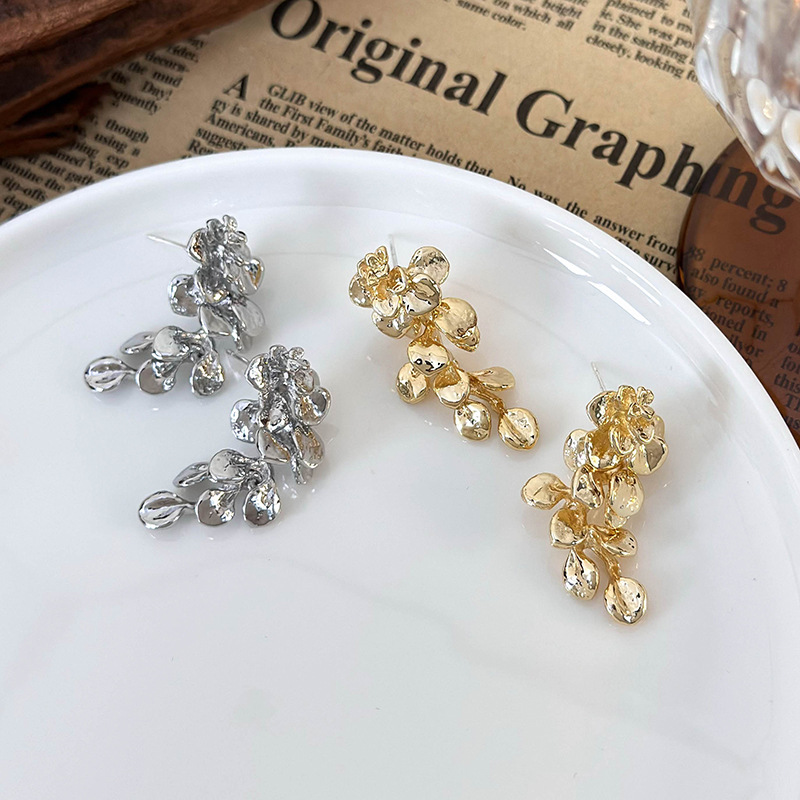 أقراط معدنية بتصميم الزهور والأوراق والشرابات