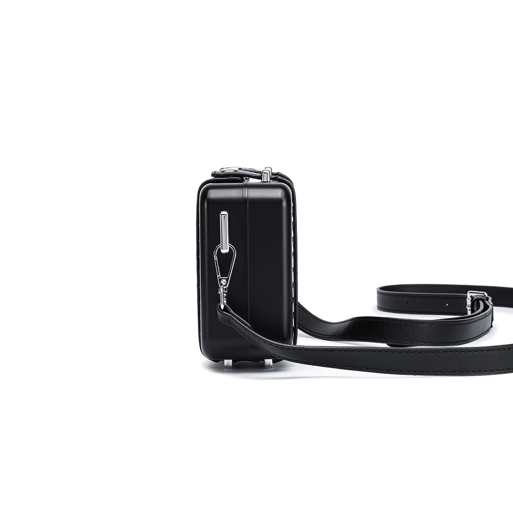 ハードシェルクロスボディバッグ