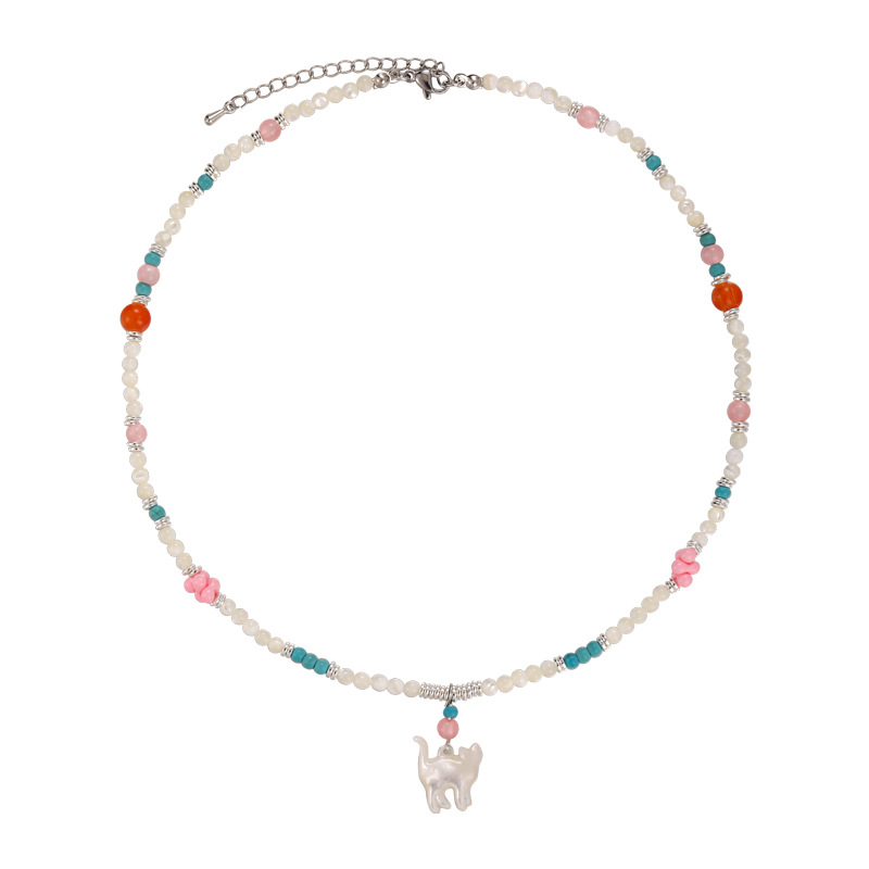 قلادة بحيوان معلق من الخرز والأصداف