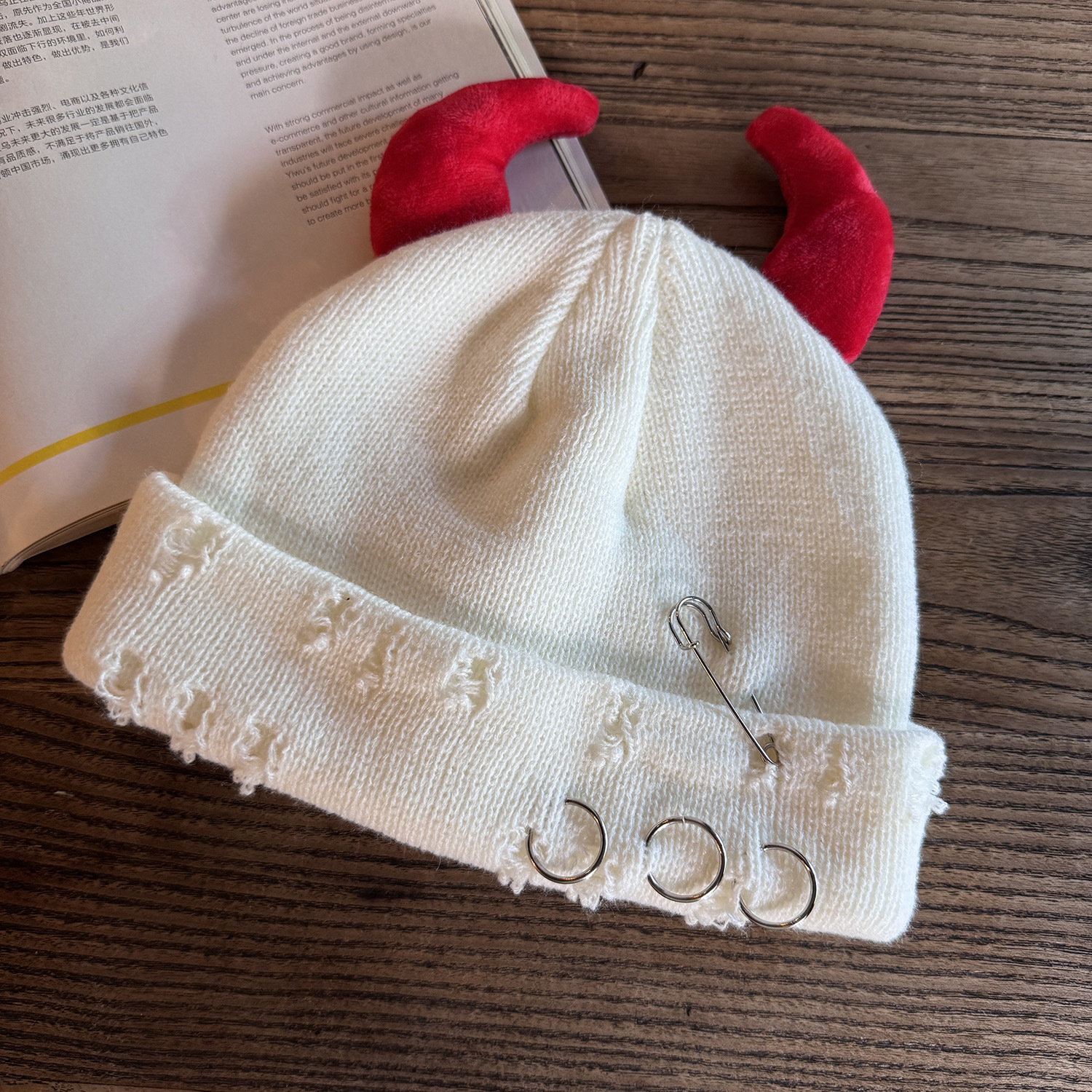 Gorro de Malha Rasgado com Chifres