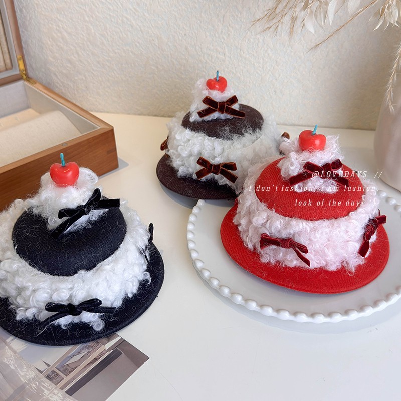 مشبك شعر كعكة الكريمة والكرز