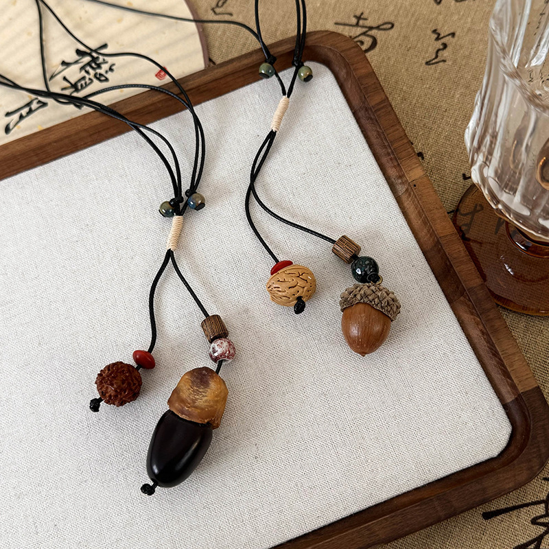 قلادة صنوبر خزفية مضفورة