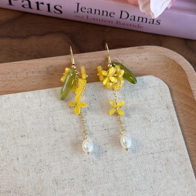 진주 술 플로럴 귀걸이