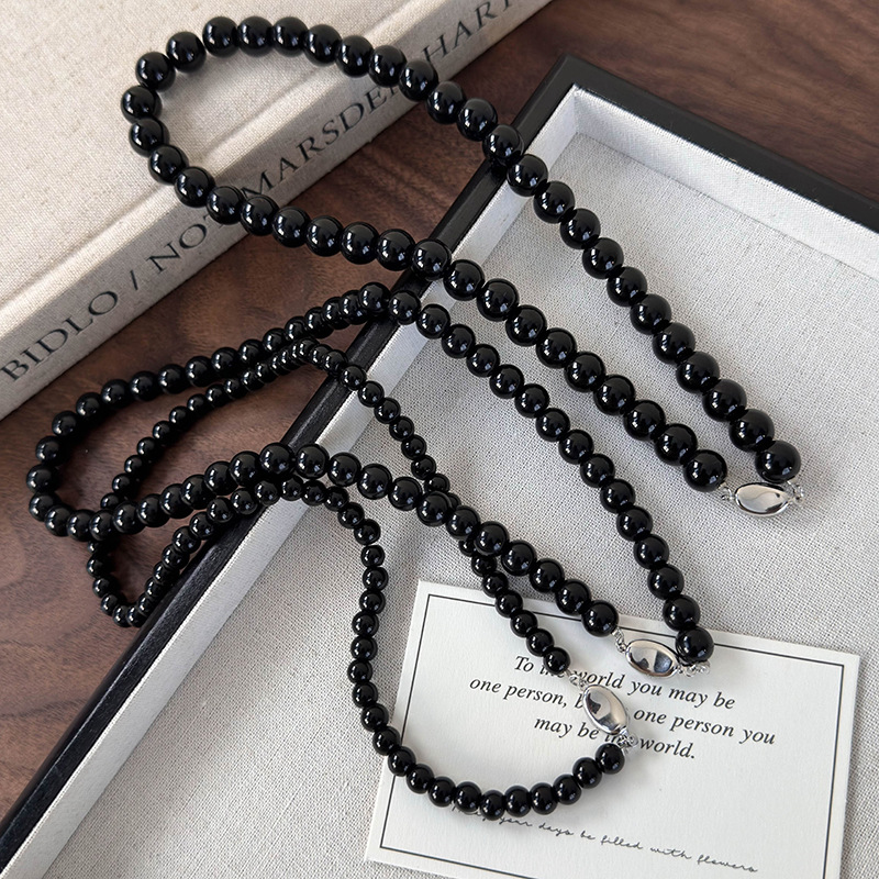 Ожерелье из черных стеклянных бусин