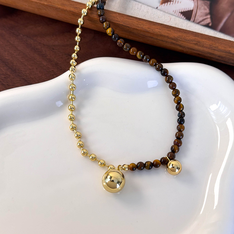 قلادة خرز ثنائية اللون