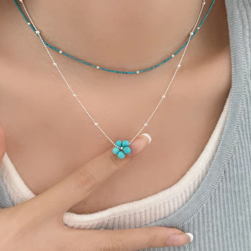 Багатошарове намисто з бісерними квітами та блакитним каменем