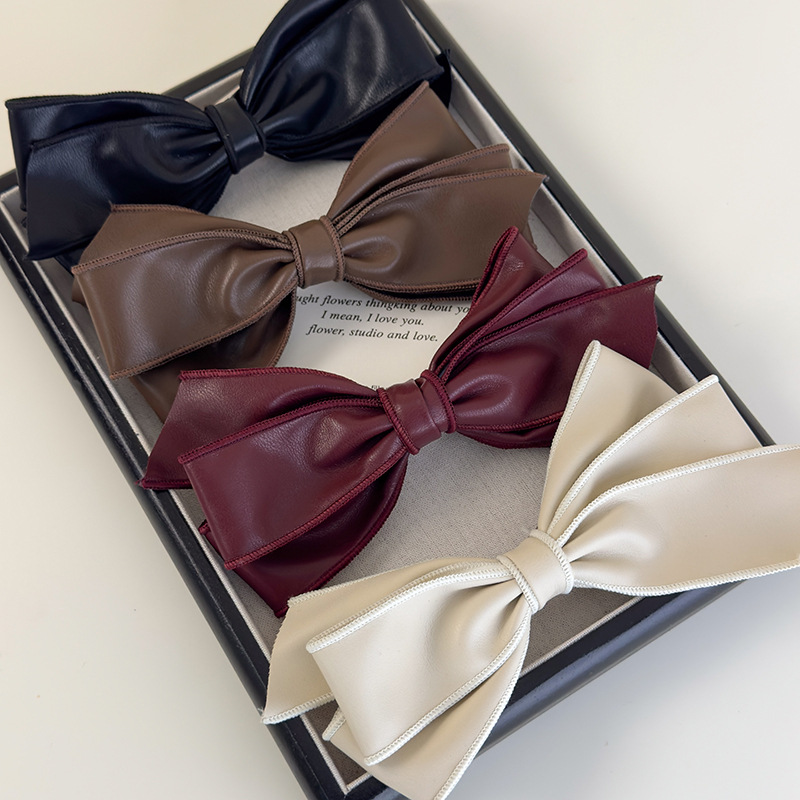 Barrette à Nœud en Cuir