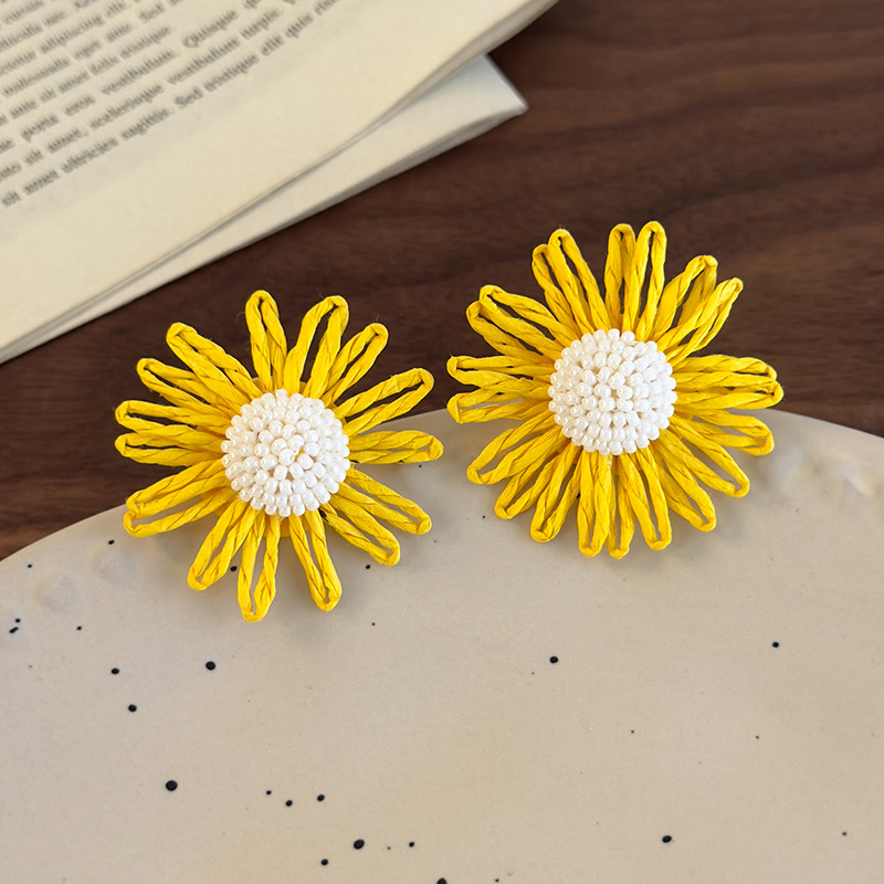 أقراط زهور الرافيا مع الخرز