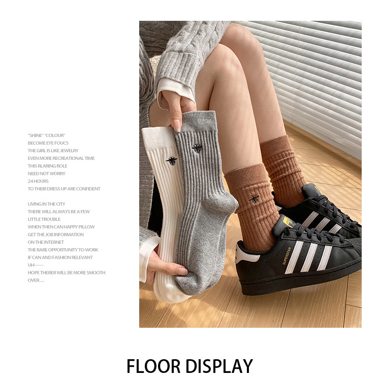 Meias Mid-Calf Bordadas com Abelha