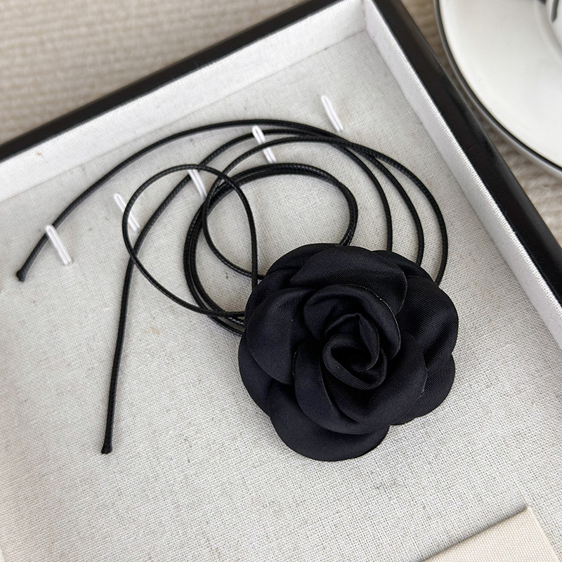 Сатинове намисто з камелією