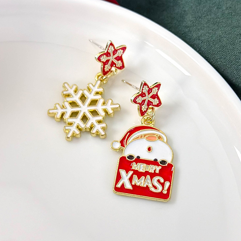 أقراط كريسماس غير متماثلة