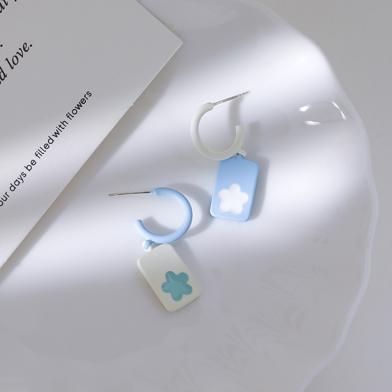 Anting Bunga Biru Putih Asimetris