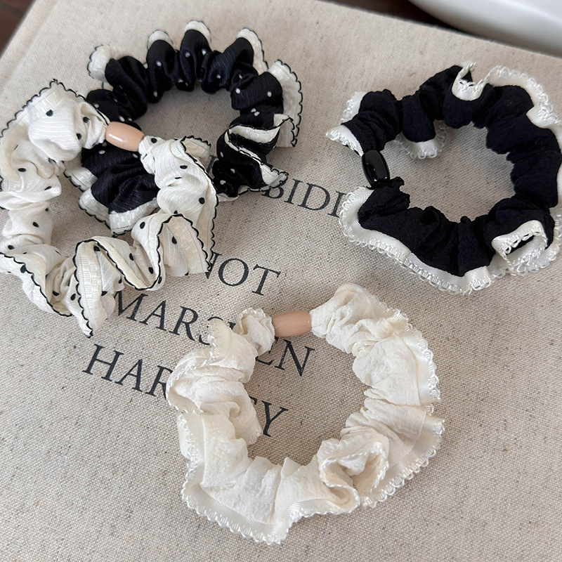 ربطات الشعر المخملية ذات الدانتيل والنقاط