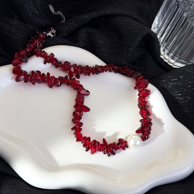 Náhrdelník s Drceným Kamenem a Perleťovými Korálky