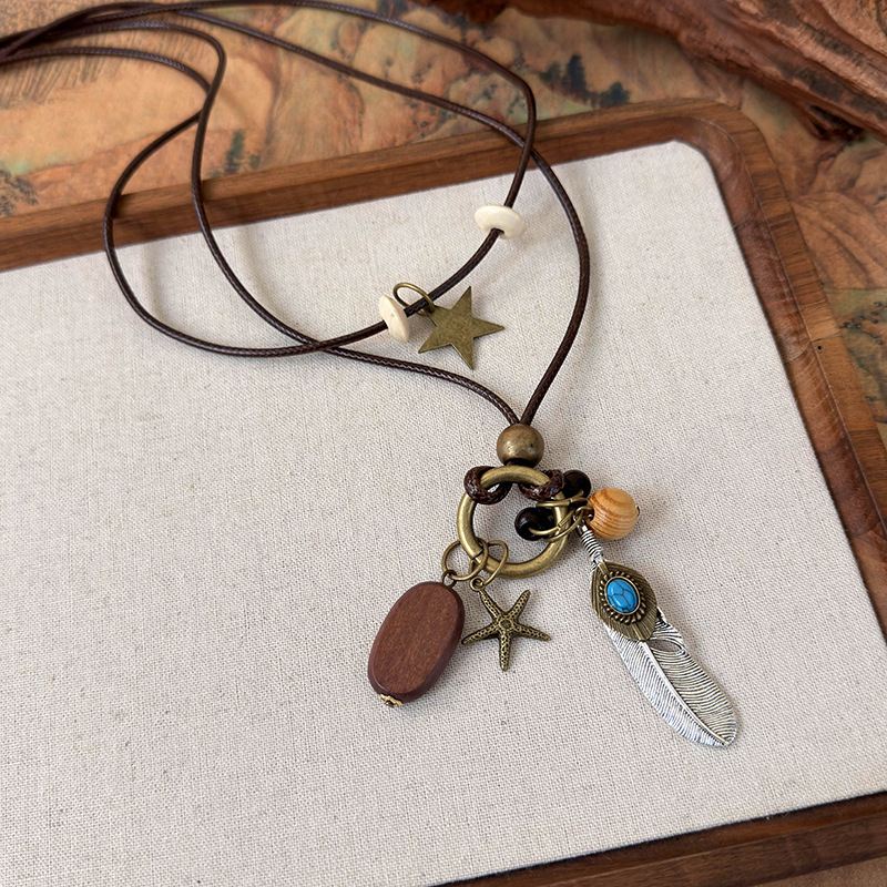 レイヤードビーズネックレス フェザーペンダント付き