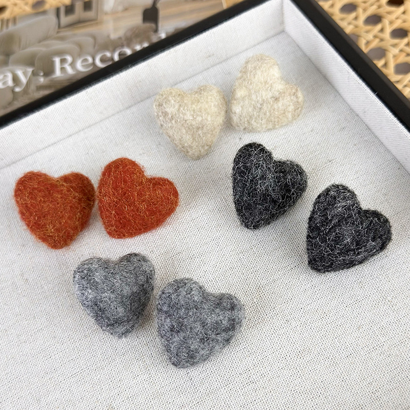 플러시 하트 귀걸이