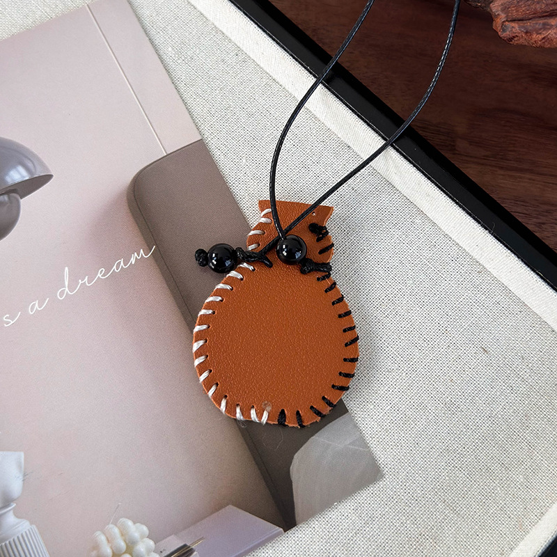 Kožený náhrdelník s přívěskem váza